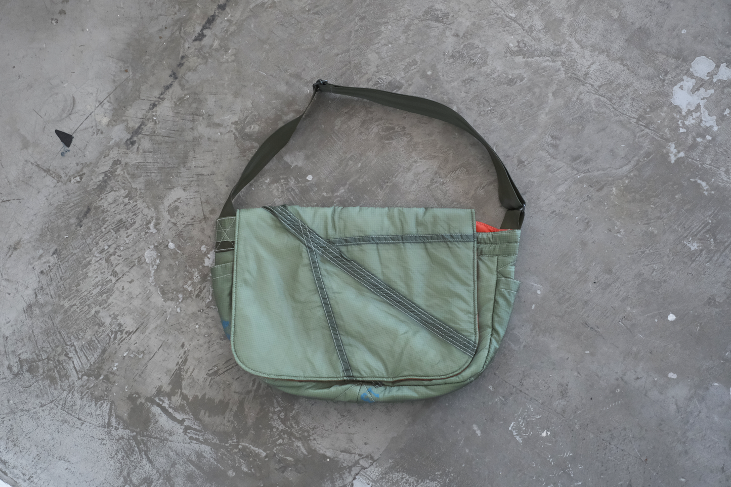 NEWSPAPER BAG PARACHUTE CLOTH